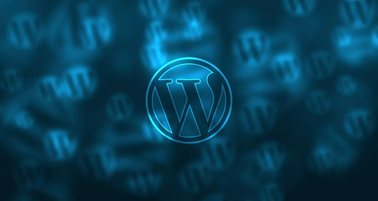 WordPress Logo in leuchtendem Blau auf unscharfem, blauem Hintergrund mit weiteren Logos